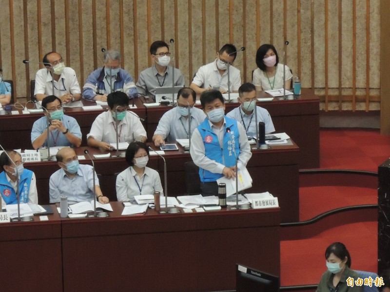 議員問韓國瑜的香港村可能設在哪裡？高市都發局長林裕益答詢，選在高雄市。（記者王榮祥攝）