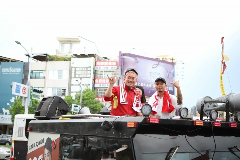 立委陳柏惟（左）、滅火器主唱楊大正上罷韓戰車掃街。（台灣基進提供）