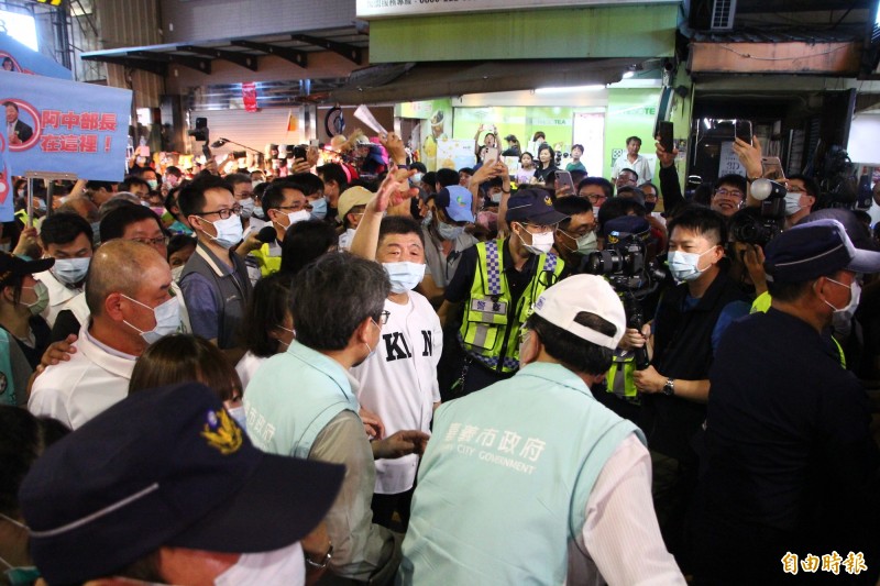 陳時中到嘉義市文化路夜市，熱情民眾搶著看阿中部長。（記者林宜樟攝）