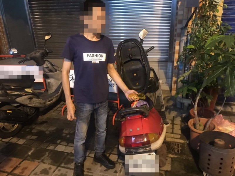 朱姓男子涉嫌偷竊機車內的黃色護目鏡。(記者周敏鴻翻攝) 朱姓男子涉嫌偷竊機車內的黃色護目鏡。(記者周敏鴻翻攝)