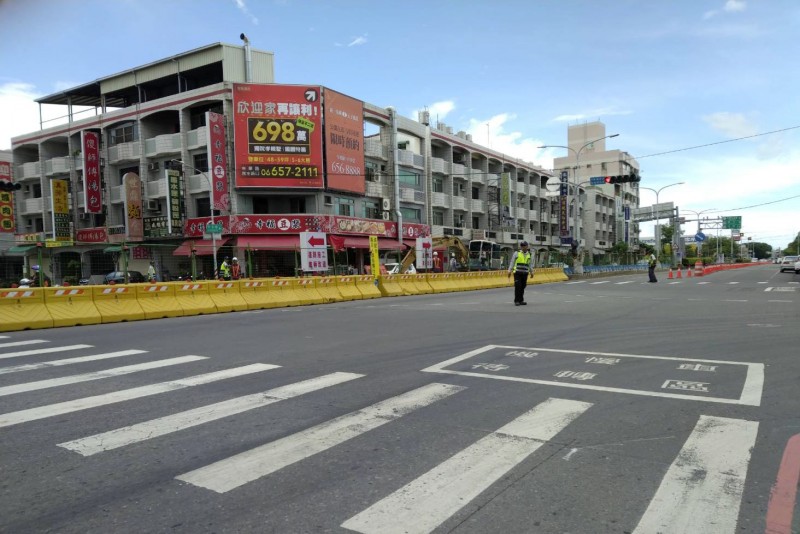 新營長榮路與金華路進行道路優質化工程,最近在長榮路和中正路口管制交通被罵翻。(記者楊金城翻攝) 新營長榮路與金華路進行道路優質化工程,最近在長榮路和中正路口管制交通被罵翻。(記者楊金城翻攝)