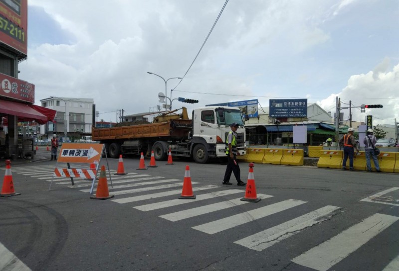 新營長榮路與金華路進行道路優質化工程，最近在長榮路和中正路口管制交通被罵翻。（記者楊金城翻攝）
