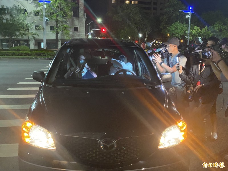 醫師到林絲娛家看診後離開。(記者黃旭磊攝) 醫師到林絲娛家看診後離開。(記者黃旭磊攝)