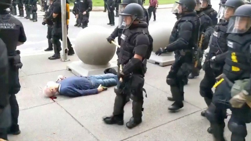 美75歲老翁遭鎮暴警推倒重創57名警察怒退特殊部隊抗議 國際 自由時報電子報