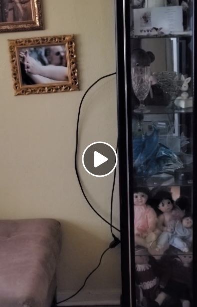 查德表示,娃娃總在他獨自一人在家時「自行移動位置」。(圖擷取自「Chad Gassert」臉書) 查德表示,娃娃總在他獨自一人在家時「自行移動位置」。(圖擷取自「Chad Gassert」臉書)