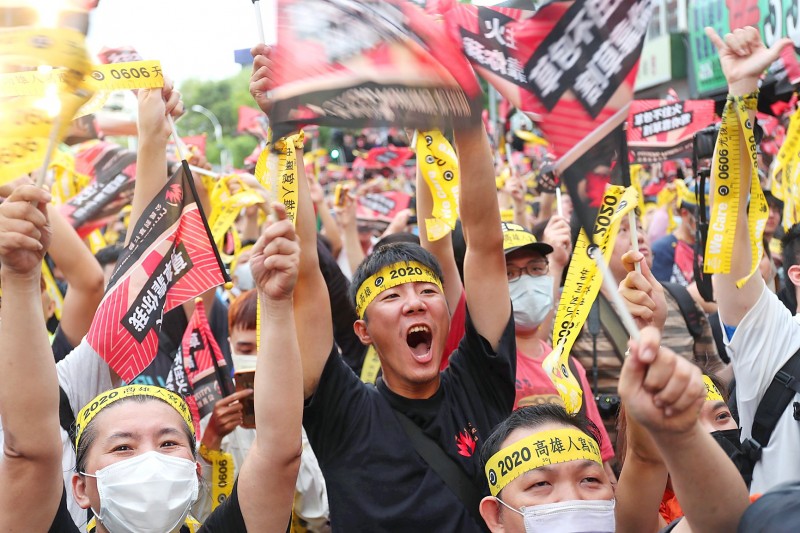 Supporters of a campaign to recall Kaohsiung Mayor Han Kuo-yu cheer outside the campaign headquarters after the recall vote passed in Kaohsiung yesterday.
Photo: CNA Supporters of a campaign to recall Kaohsiung Mayor Han Kuo-yu cheer outside the campaign headquarters after the recall vote passed in Kaohsiung yesterday.
Photo: CNA