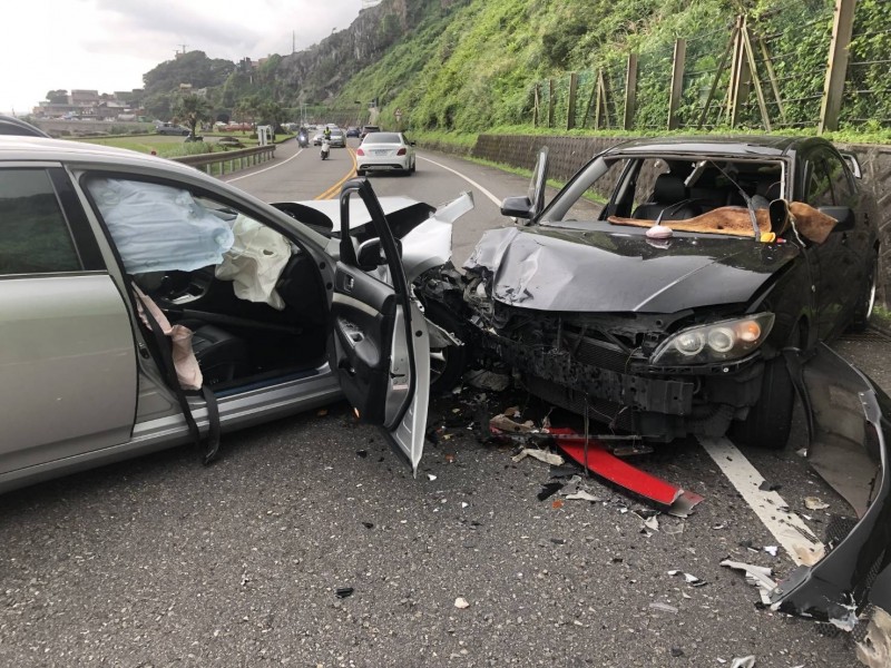 兩車撞擊猛烈，車頭全毀。（記者吳昇儒翻攝）