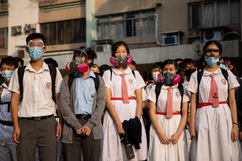 繼中國強推「港版國安法後」後，香港立法會在6月4日也將《國歌法》完成三讀，引起港人反彈；然而香港政府的教育局長楊潤雄竟稱學校若有師生出現「不尊重」中國國歌的狀況，呼籲校方「報警處理」。（歐新社）