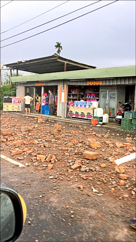 滿車建築廢棄物傾洩在員鹿路，司機到昨才到警局坦承「闖下大禍」。（照片翻攝自臉書「溪湖人生活圈」）