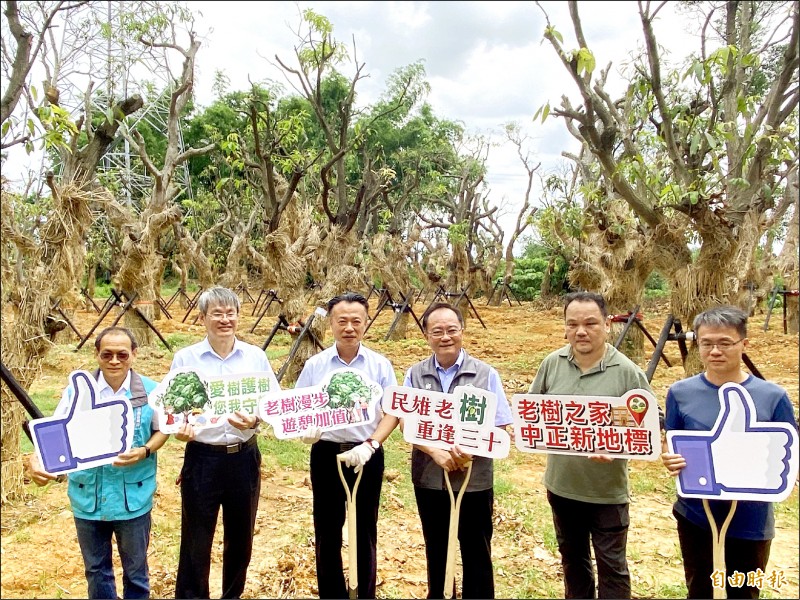 民雄百年芒果樹移植至中正大學昨舉辦音樂會慶新生，縣長翁章梁（左三）強調是最好的公民環境教育。（記者蔡宗勳攝）