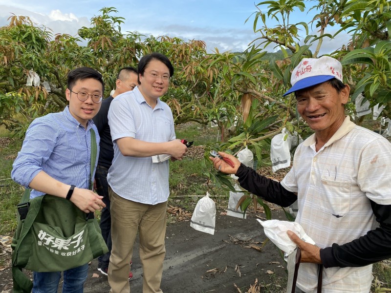 基隆市長林右昌（左2）響應解封到屏東家庭旅遊。（記者陳彥廷翻攝）