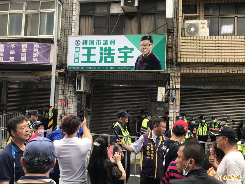 高雄市議會議長許崑源6日晚間在自宅墜樓身亡，桃園市議員王浩宇第一時間在臉書貼文，引發眾多韓粉不滿，號召今日上門討公道。（記者李容萍攝）