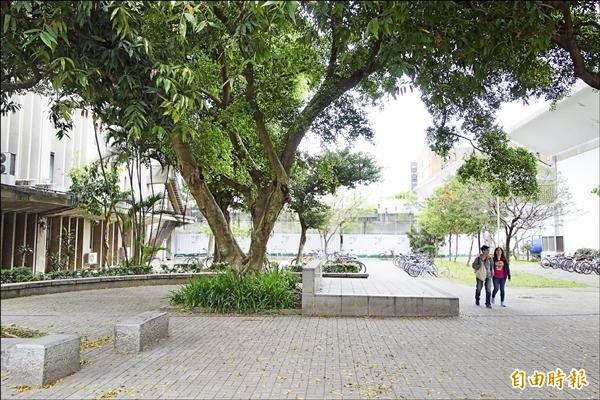 台大學生會擬提案，建請校方成立校園轉型正義小組；圖為台大陳文成事件紀念廣場，悼念校友陳文成當年因參加黨外運動，被警總帶走後，次日陳屍校園的白色恐怖事件。（資料照，記者吳柏軒攝）