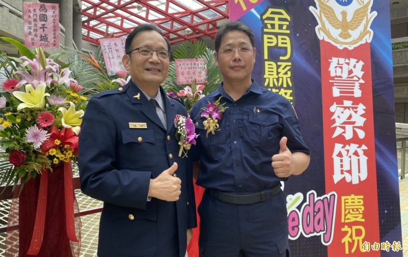 金門縣警察局長張國雄（左），肯定金湖分局組長呂世注（右）成為縣警局第一位獲得失蹤人口查尋績優人員榮譽的金門警察。（記者吳正庭攝）