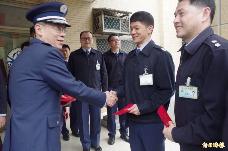 前空軍通航資聯隊少將聯隊長林重宏（左）涉性騷擾女部屬，去年10月被調任空軍司令部委員。（資料照）