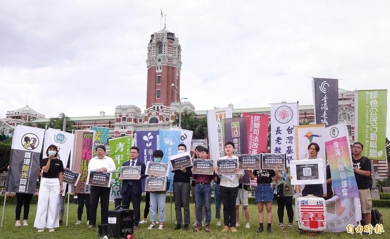 9日是香港反送中運動一週年，多個公民團體在總統府前凱達格蘭大道召開記者會，宣布將於6月13日舉行「抗爭未完、台港同行」613晚會。（記者朱沛雄攝）