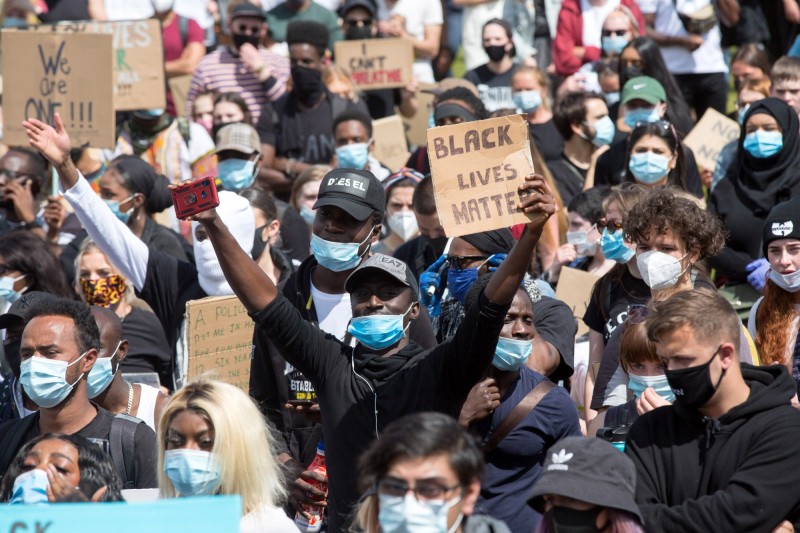 專家示警，大規模群聚的抗議活動可能成為病毒傳播溫床。（歐新社）