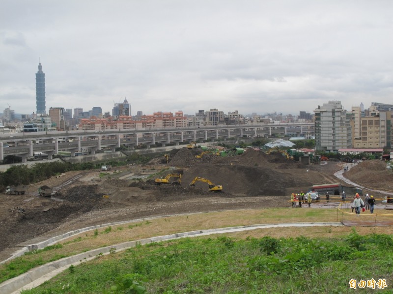 內湖垃圾山目前已改為綠地公園。圖為2013年施工狀況。（資料照，記者陳慰慈攝）