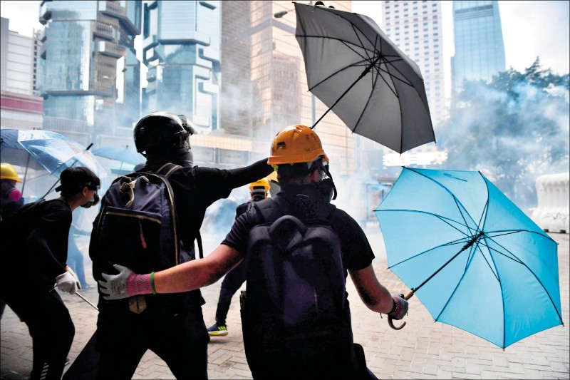 堅持抗爭 香港勇武派、和理非有共識