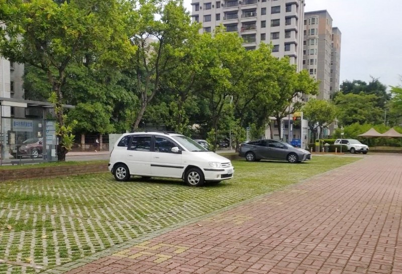 市府委外經營的公有停車場，即日起可申請租金延繳。（交通局提供）