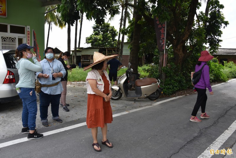 屏東體育園區拆遷案進行查估，縣議員蔣月惠到場關切。（記者葉永騫攝）