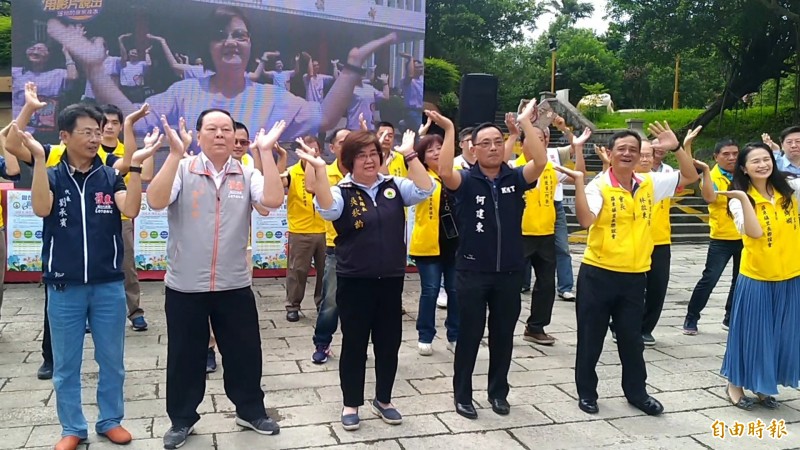 羅東鎮長吳秋齡（前排左3）等人，跟著「羅東之歌」旋律手舞足蹈，為羅東藝穗節暖身。（記者江志雄攝）