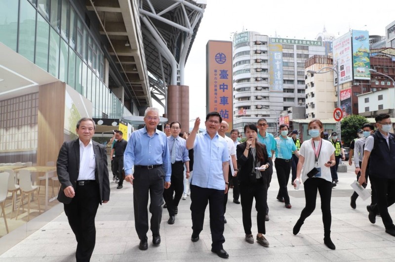 交通部長林佳龍（前排中）會勘台中車站時說，他為了水湳客運城縮水一事，親口告訴台中市長盧秀燕，任何決策都影響未來百年發展，要思考台中都心擴張問題。（記者張瑞楨翻攝）