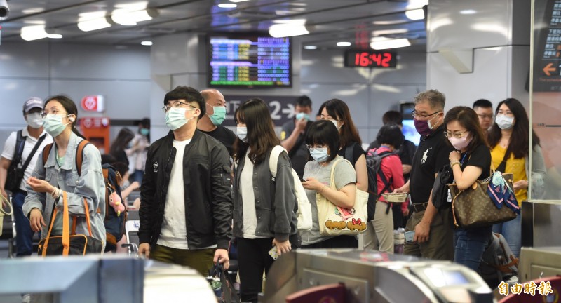 圖為6月5日台北車站高鐵閘門口，不少民眾戴著口罩排隊通過體溫篩檢站，準備搭乘高鐵返鄉。（資料照）