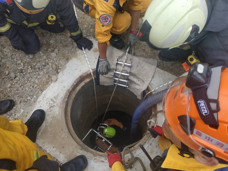 北屯區東山路進行下水道抽水作業，2名工人沼氣中毒昏迷。（市府提供）