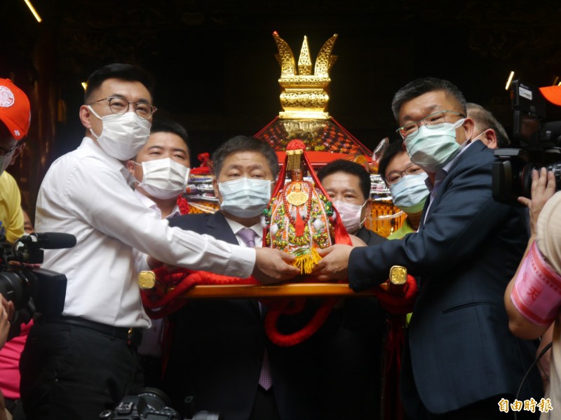 大甲媽今天深夜將起駕遶境，鎮瀾宮董事長顏清標（中）傍晚請大甲媽神像上轎。（記者張軒哲攝）