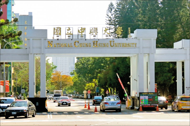 中興大學校長薛富盛表示，下週一（十五日）起全面不再量體溫、不再採實名制管控出入，校外人士不用登錄、校內教職員及學生不用刷服務證或學生證，回到以前的日常生活。（資料照）