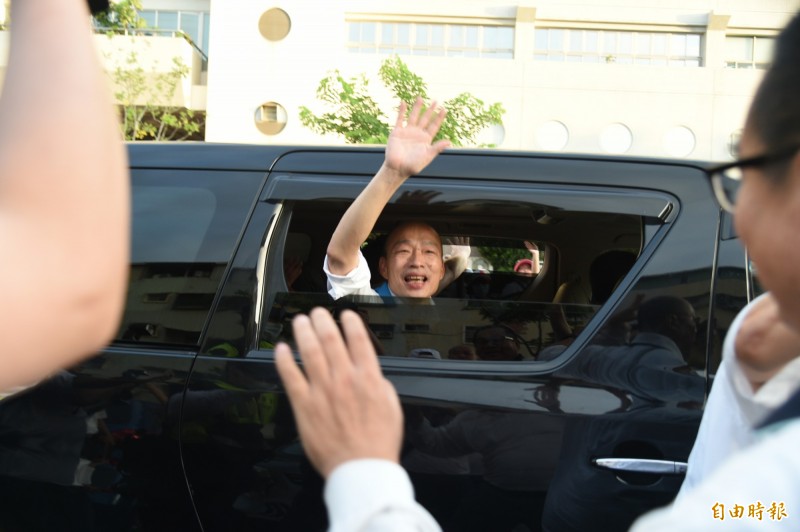 韓國瑜搭車離去時，搖下車窗揮手致意。（記者張忠義攝）
