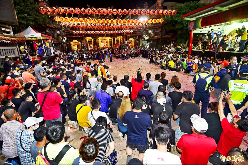 信眾跪送大甲媽祖起駕。（記者廖耀東攝）