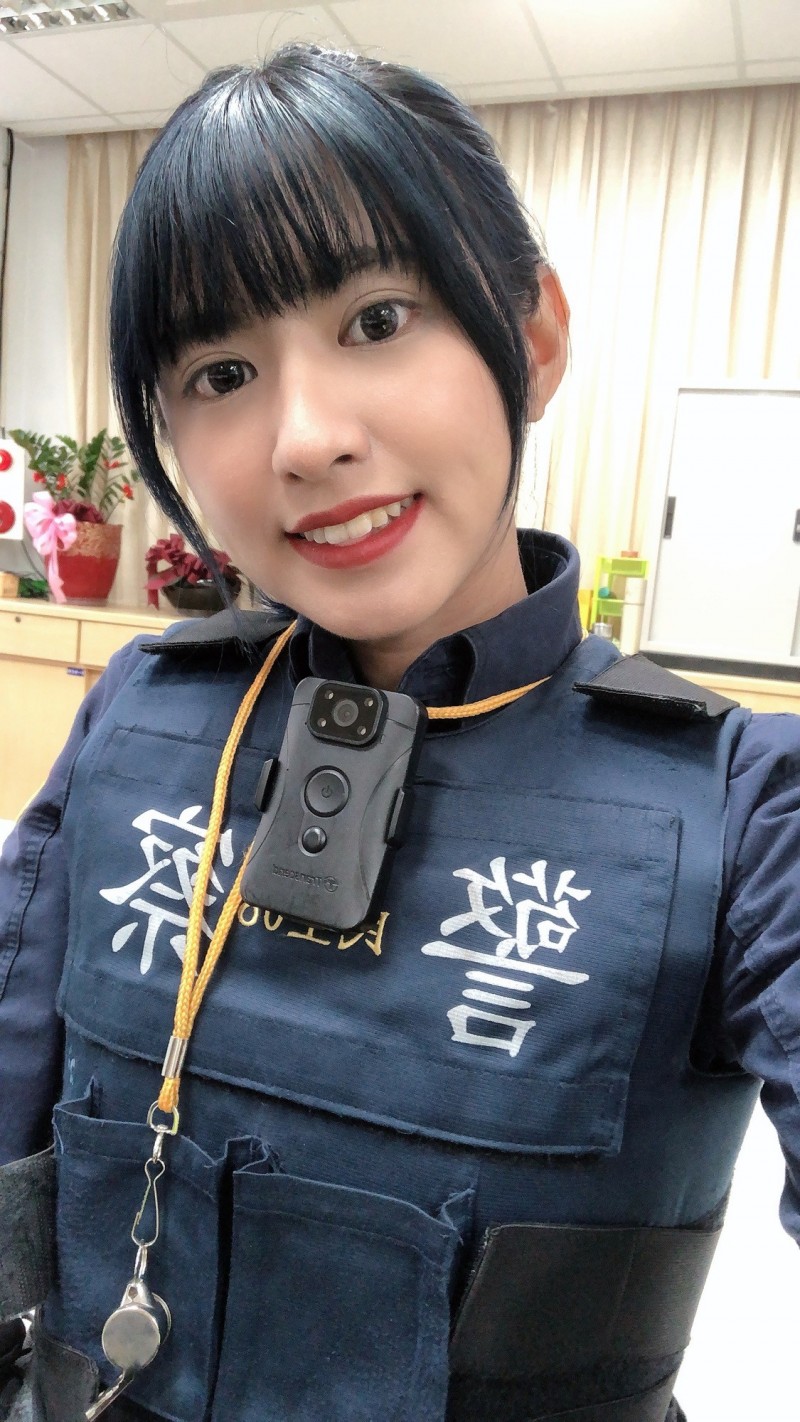 23歲正妹女警吳欣亞。（吳蓮花提供）