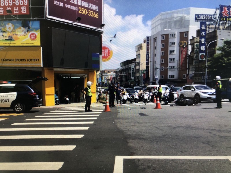 台南永康一名楊姓員警今早在駕車跨轄支援勤務途中，不慎與對向林姓機車騎士發生碰撞，林男當場重傷倒地，緊急送醫搶救。（記者萬于甄翻攝）