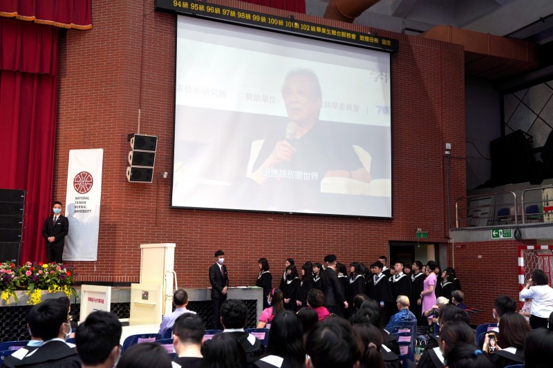 國立台灣師範大學今天舉行畢業典禮，諾貝爾獎得主高行健，錄製演說方式勉勵4145名畢業生。（台師大提供）