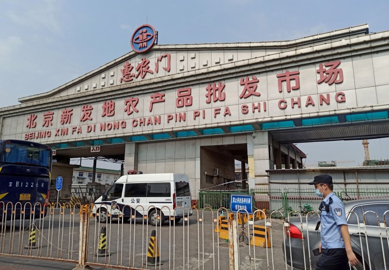 北京新發地農產品批發市場傳出多起武漢肺炎病例後，已被下令關閉。（路透）