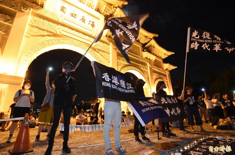 反送中周年，今天台灣十多個民團齊聚自由廣場撐香港。而北京強推「港版國安法」嚴重破壞香港自治，國際都予以高度關注。（記者廖振輝攝）