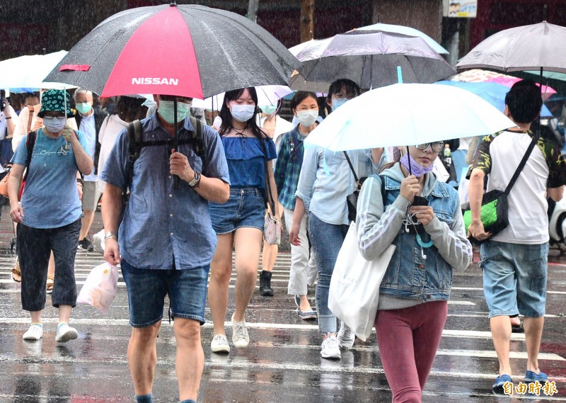 中央氣象局今日下午5時10分對桃園市、新竹縣、苗栗縣、台中市、南投縣、屏東縣、台東縣等7縣市發布大雨特報，提醒民眾注意。（資料照）