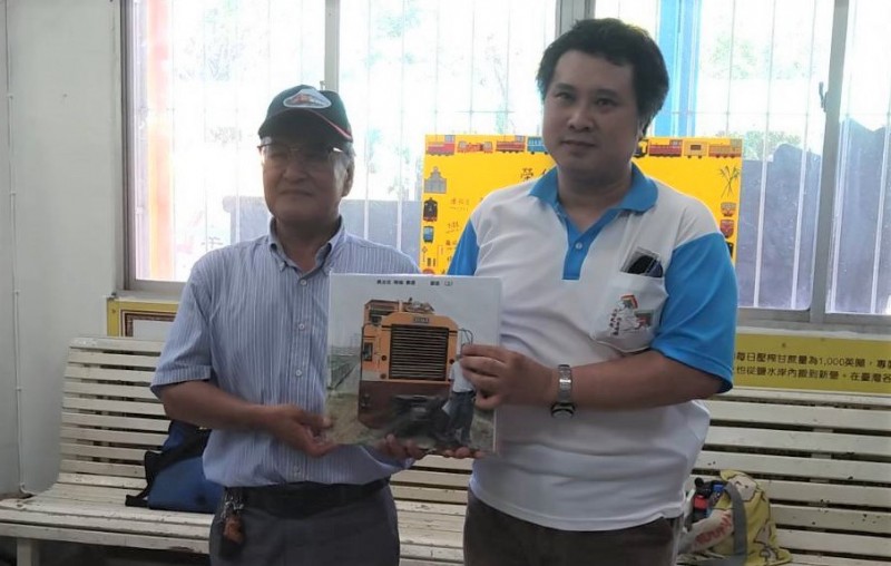 中華民國鐵道文化協會理事長劉宥緯(右)將鐵道紀念冊贈送給吳明城(左)作為榮退紀念。(記者楊金城翻攝) 中華民國鐵道文化協會理事長劉宥緯(右)將鐵道紀念冊贈送給吳明城(左)作為榮退紀念。(記者楊金城翻攝)