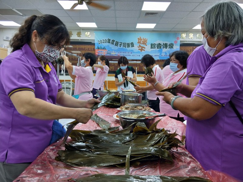 北高雄家扶中心義工隊發起包粽子活動，包出2000顆愛心粽，溫暖岡山區100戶弱勢家庭的心。（北高雄家扶中心提供）