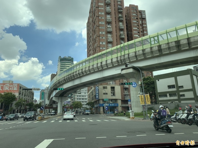 台中市議員質疑捷運噪音問題，捷運公司表示以施作隔音牆及噴潤滑油降低噪音。（記者唐在馨攝）