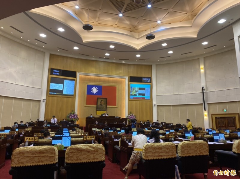 彰化縣議會今開定期會最後一天議程，15位縣議員這次連署提案要求縣府訂定「性專區自治條例」，讓性產業透過監督管理合法化。（記者張聰秋攝）