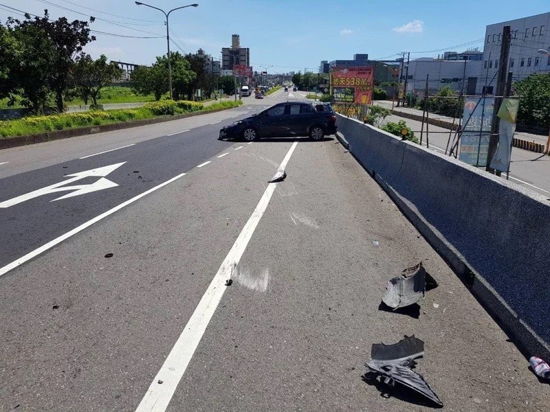 1名男子駕車行經新竹縣湖口鄉成功路與八德路一段時翻車，車體毀損，駕駛被送醫搶救仍舊回天乏術，詳細的肇事原因尚待警方調查釐清。（記者廖雪茹翻攝）