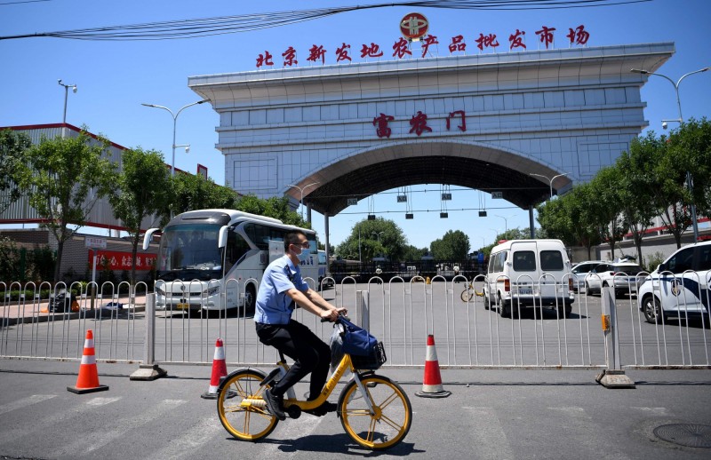 中國首都北京爆發第二波武漢肺炎（新型冠狀病毒，COVID-19）疫情，短短4日與「新發地批發市場」相關病例已達79例。（法新社）