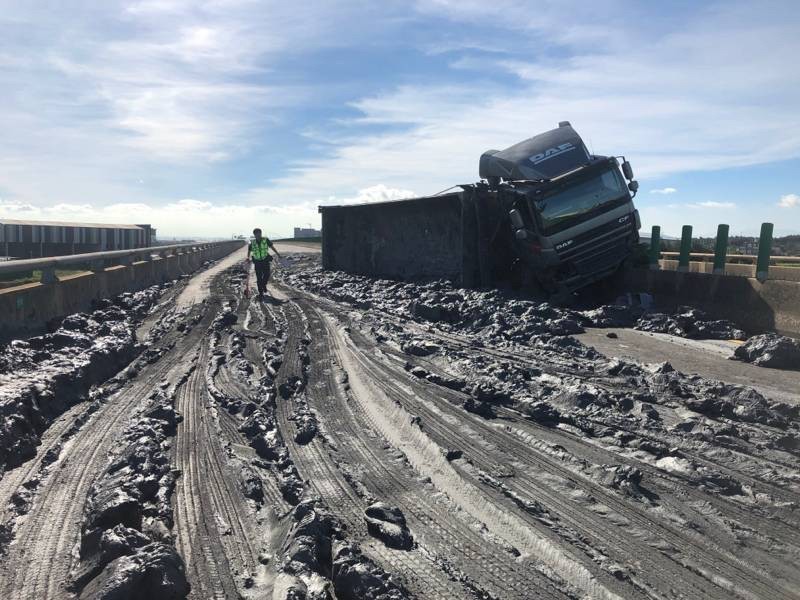 台61線桃園市觀音路段上午發生砂石車翻覆事故，大量土石散落數十公尺，造成南下車道中斷。（記者余瑞仁翻攝）