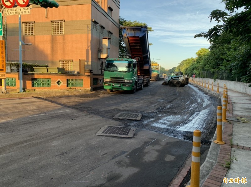 隆恩街車道狹小，工程會分時段進行作業，避免影響用路人。（記者邱書昱攝）