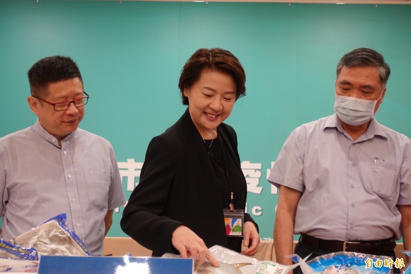 台北市副市長黃珊珊今替北市漁產禮盒進行宣傳。（記者沈佩瑤攝）