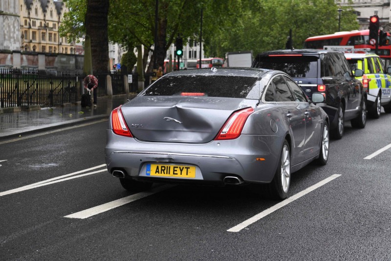 英首相強森車禍 示威者攔車抗議座車急煞被撞凹 國際 自由時報電子報