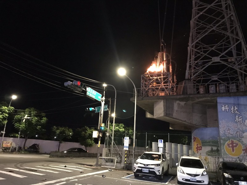 新北市中和區福祥路上一座高壓電塔爆炸，電纜終端匣起火。（記者陳薏云翻攝）